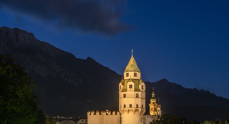 Hall in Tirol bei Nacht