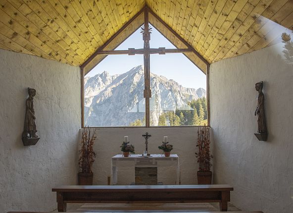 altar-mit-blick-auf-das-karwendel-gnadenwald-almen-kraftort-hall-wattens