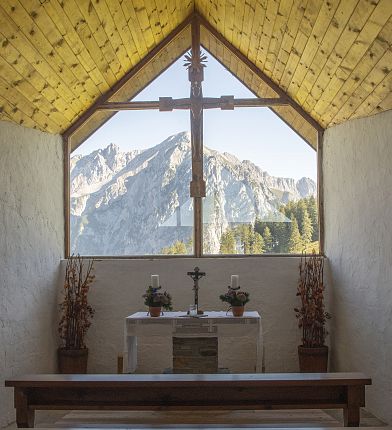 altar-mit-blick-auf-das-karwendel-gnadenwald-almen-kraftort-hall-wattens