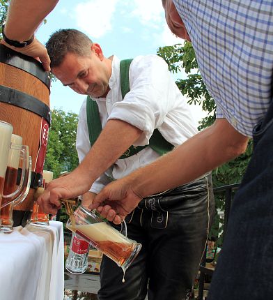 bieranstich-beim-absamer-dorffest-hall-wattens