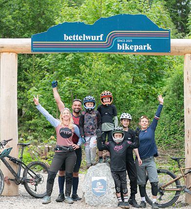 biker-beim-eingang-vom-bettelwurf-bikepark-hall-wattens-3