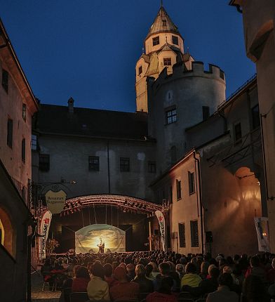 Zomer in Burg Hall