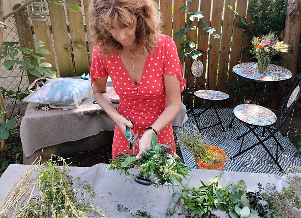 claudia-bindet-kleinen-kraeuterbuschen-1