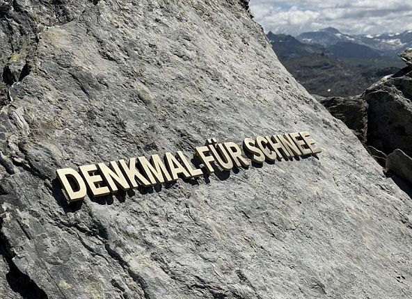Ein 80 cm breiter Messingschriftzug ist an einem Felsen in den Tuxer Alpen befestigt.