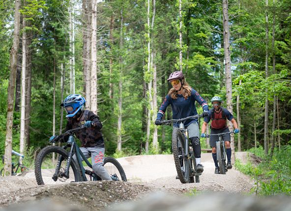 drei-biker-auf-den-trails-des-bettelwurf-bikeparks-hall-wattens-7