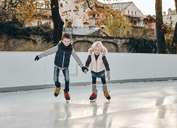 Patinage sur glace au marché de l'Avent de Hall in Tirol