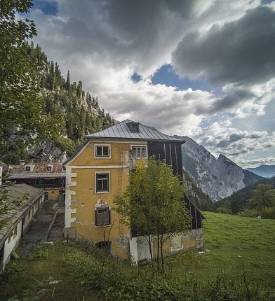 herrenhaeuser-im-anschnitt-mit-blick-talauswaerts-kraftort-halltal-hall-wattens