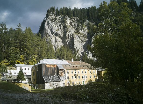 herrenhaeuser-mit-imposantem-bergfels-im-hintergrund-halltal-hall-wattens