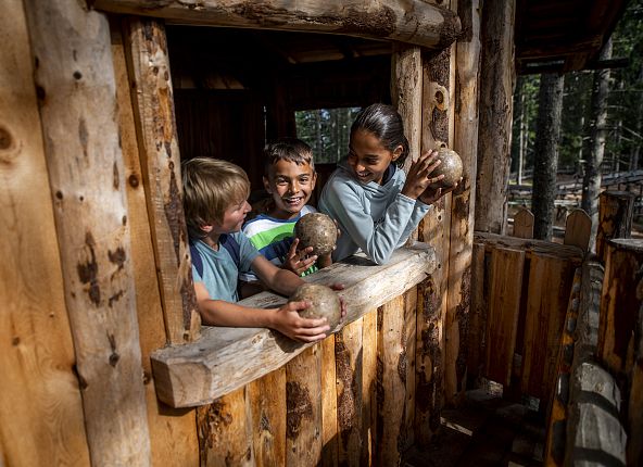 kindergruppe-im-baumhaus-tulfes-kugelwald-kinder-hall-wattens