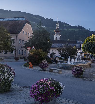 kirchplatz-mit-rathaus-wattens-hall-wattens