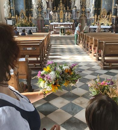 kraeuterbuschen-in-kirche-3