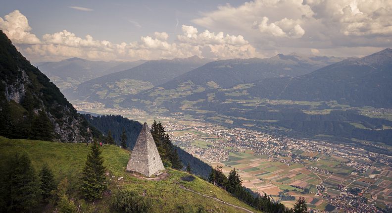 kraftort-kaisersaeule-mit-blick-auf-die-region-hall-wattens-kraftort-thaur-hall-wattens