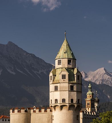 muenzerturm-mit-berge-im-hintergrund-hall-in-tirol-hochformat-hall-wattens