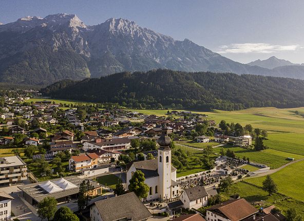 Vue de la localité de Mils et des montagnes