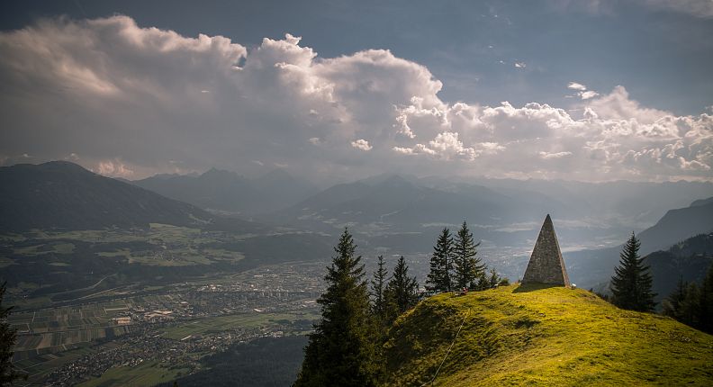 panorama-kaisersaeule-mit-inntal-kraftort-thaur-hall-wattens