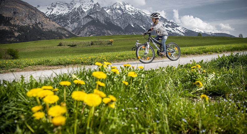 radfahren-im-fruehling-kinder-hall-wattens