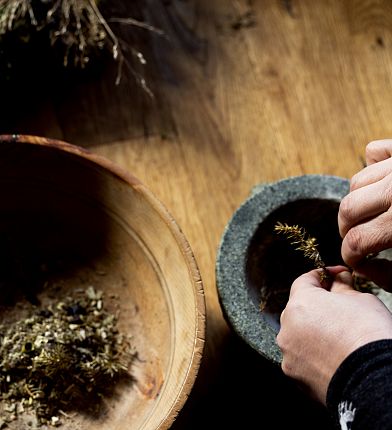 rauhnaechte-kraeuter-mit-haendenctirol-werbung-marlena-koenig-3