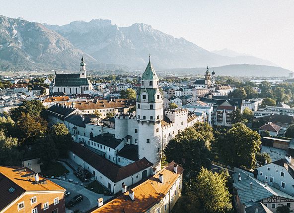 Altstadt Hall in Tirol im Sommer