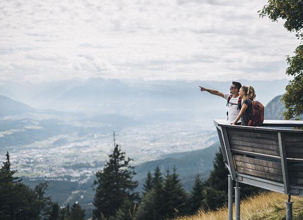 Vue sur la vallée de l'Inn depuis l'alpage Hinterhornalm dans la région de Hall-Wattens