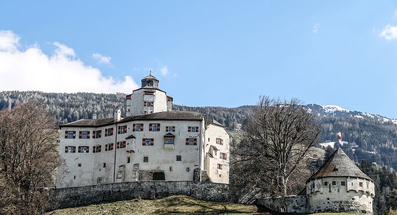 schloss-volders-friedberg-im-fruehling-2