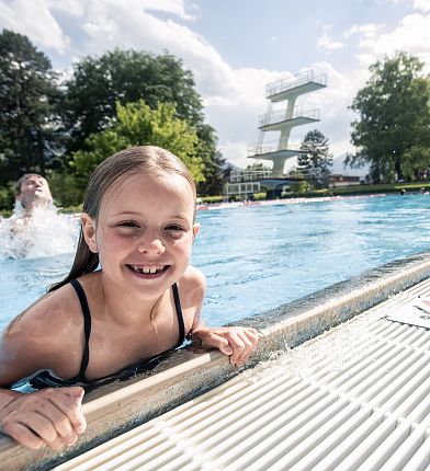 schwimmen-in-tirol-haller-schwimmbad-sommer-3