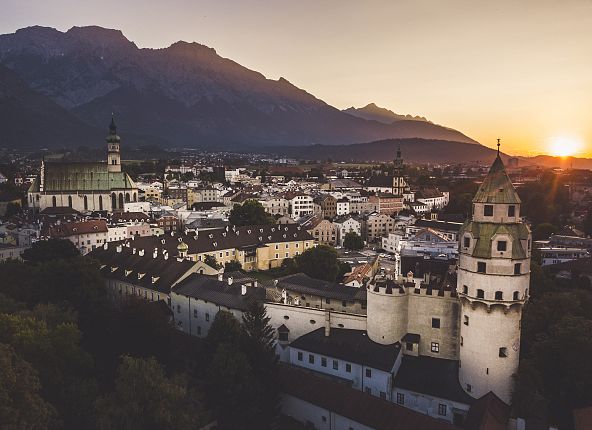 sonnenaufgang-altstadt-hall-in-tirol-hall-wattens