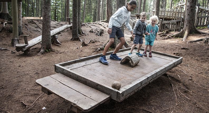 spielerisch-im-kugelwald-tulfes-kugelwald-kinder-hall-wattens