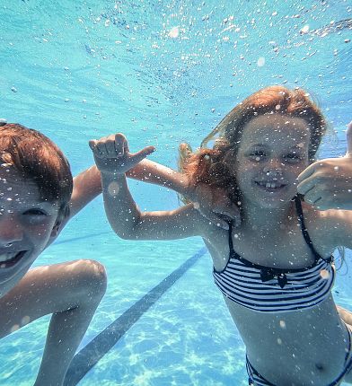 unterwasser-kinder-schwimmen-hall-in-tirol-3