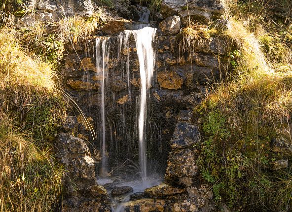 wasser-am-wegesrand-auf-dem-weg-moelssee-wattener-lizum-kraftort-hall-wattens