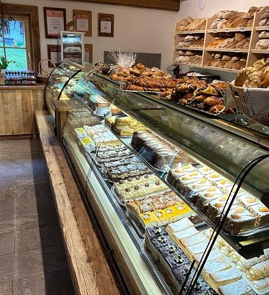 weberhof-mils-innenraum-vitrine-kuchen-3