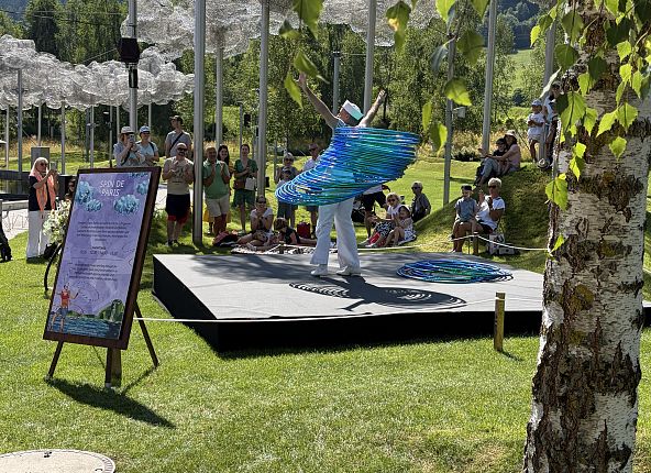 zirkusfestival-bonjour-paris-swarovski-kristallwelten-hall-wattens