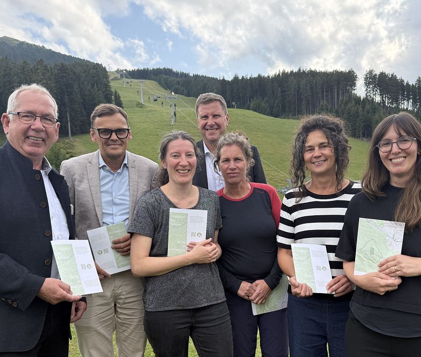 Gruppenfoto mit Künstlerin Esther Strauß an der Mittelstation Halsmarter, Glungezer bei der Eröffnung des Denkmals