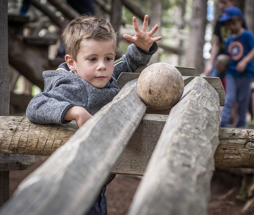 die Kugel rollt im Kugelwald_Tulfes_Kugelwald - Kinder ©hall-wattens.at