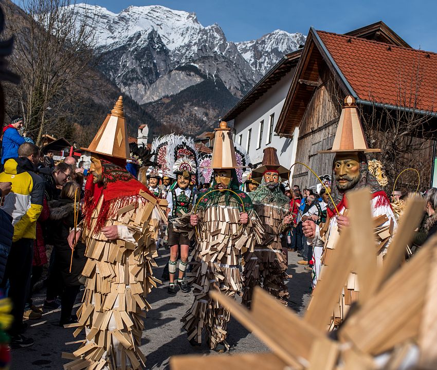 Figure de carnaval les Klötzler lors du défilé de la région du Tyrol