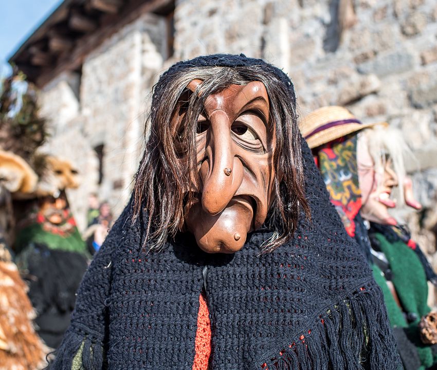 Sfilata di carnevale figura di carnevale strega Tirolo