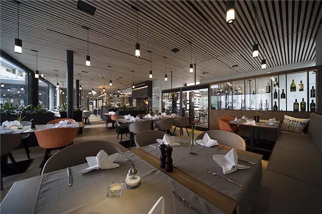 milsano-in-mils-restaurant-und-bar-1