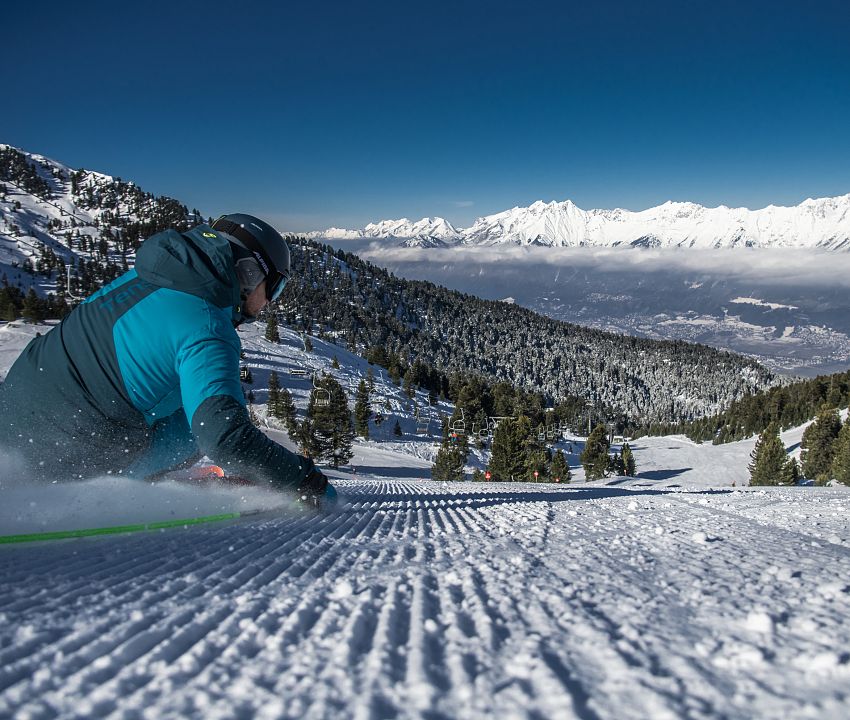 Skiing with a view of the valley ©hall-wattens.at