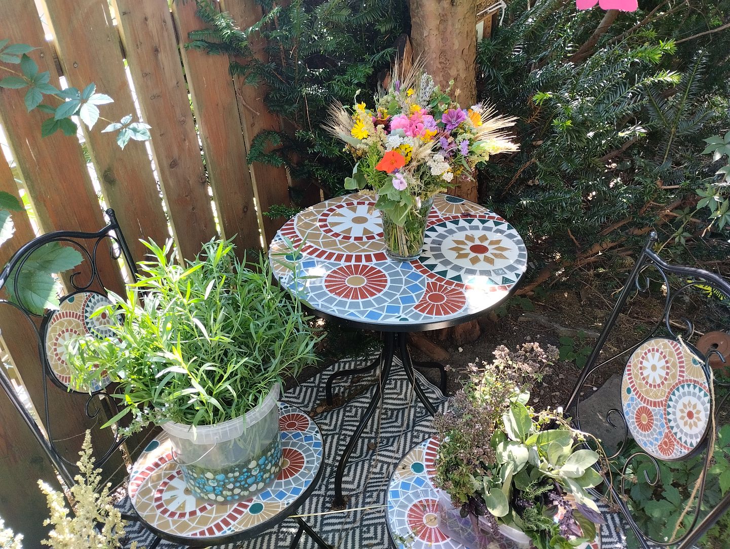 Kräuterbuschen auf Tisch_23