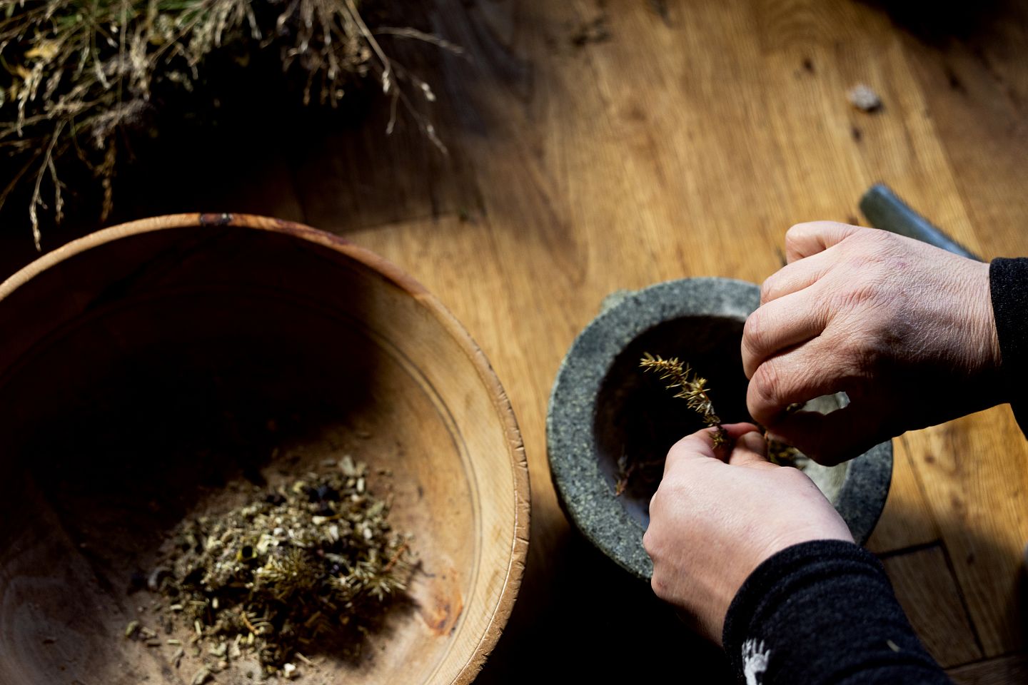 Rauhnächte_Kräuter mit Händen(c)Tirol Werbung_Marlena König