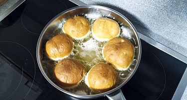 4-faschingskrapfen-backen-in-pfanne-hall-wattens
