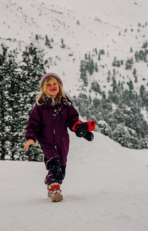 Schneeballschlacht Spaß im Schnee Winter Familie (40)