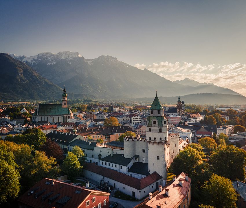 altstadt-hall-in-tirol-sommer-sonnenaufgang-hall-wattens