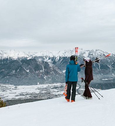 aussicht-aufs-inntal-skifahrer-hall-wattens