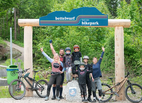 biker-beim-eingang-vom-bettelwurf-bikepark-hall-wattens-3
