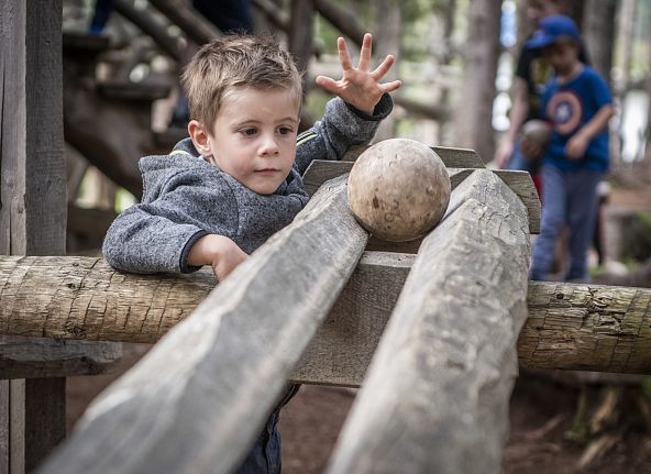 die-kugel-rollt-im-kugelwald-tulfes-kugelwald-kinder-hall-wattens