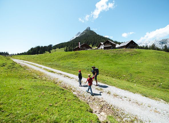 familie-wandern-walderalm-moritz-klee-hall-wattens