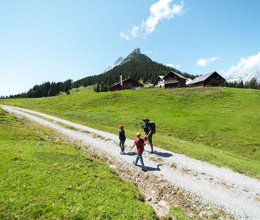 familie-wandern-walderalm-moritz-klee-hall-wattens