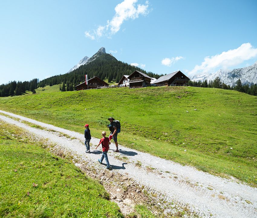 familie-wandern-walderalm-moritz-klee-hall-wattens