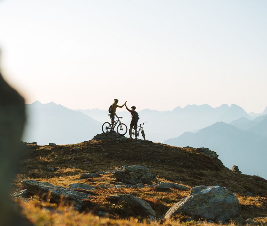 gemeinsam-radfahren-tiroler-berge-hall-wattens