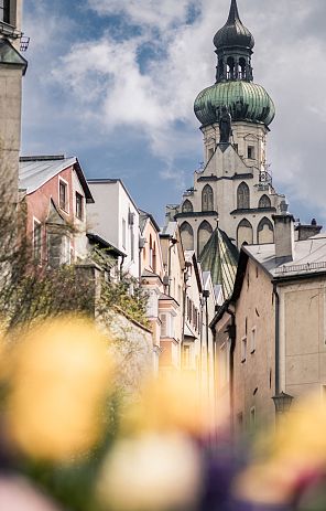 hall-in-tirol-altstadt-im-fruehling-1